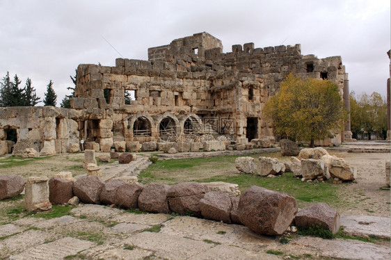 黎巴嫩Baalbeck的罗曼寺庙花岗岩柱和废墟图片