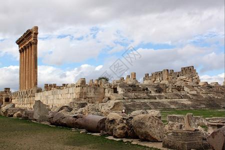 黎巴嫩Baalbeck的罗马寺庙和柱子的废墟图片