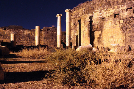 老博斯拉的夜光和废墟图片