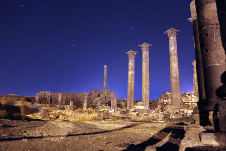 老博斯拉的夜晚星和废墟图片