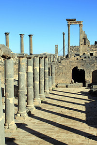 旧博斯拉废墟中的巴萨尔特柱和阴影图片
