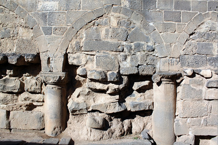Bosra街上的Arc石墙和柱子图片