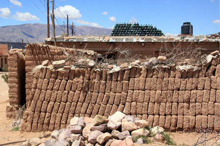 沙漠村的砖墙房屋和酒瓶图片