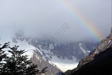 阿根廷ElChalten附近的树山和彩虹图片