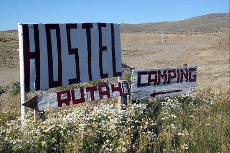 在阿根廷巴塔哥尼亚40号公路上宿客和露营的白色标志图片