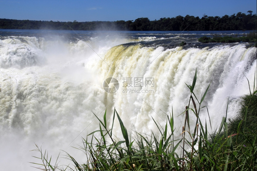 阿根廷伊瓜祖瀑布地迪亚博洛的草和河流水图片