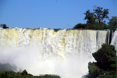 阿根廷伊瓜祖瀑布中的水墙图片