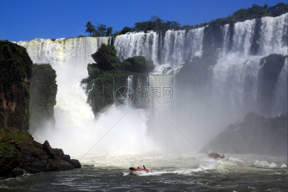 阿根廷的两艘红船和Iguazu瀑布图片