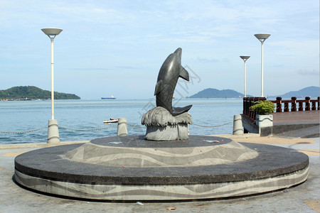 马来西亚婆罗洲KotaKinabalu海边广场上的豚雕像图片