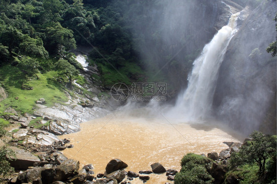 斯里兰卡巴杜拉的瀑布和棕水池图片