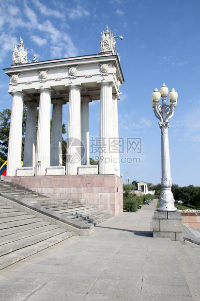 在俄罗斯伏尔加格勒Volgograd楼梯附近的Colonnade和街灯图片