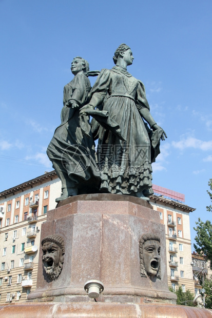 俄罗斯伏尔加格勒的广场上喷洒着青铜舞者图片