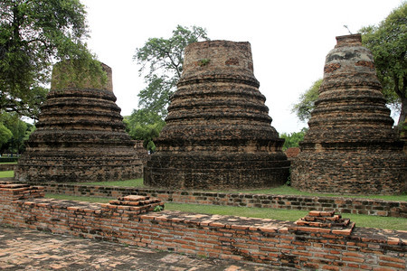 泰国Ayutthaya的三块砖头图片