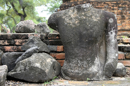 泰国Ayutthaya的无头雕像布达的托索图片