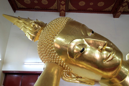 泰国ChediPhraPathom寺庙金沉睡的佛祖头图片