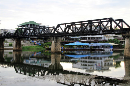 泰国广水河上的桥梁和反思图片
