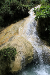泰国Erawan地区瀑布中的水和树木图片