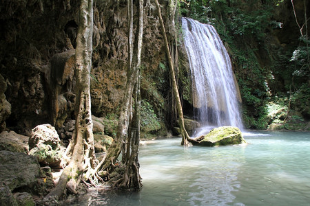 树木根石和瀑泰国Erawan图片