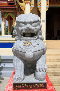 石狮子附近的寺庙在瓦特科拉克普拉恰普Khiri汗泰国图片