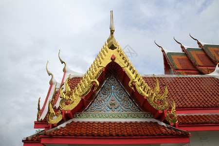 泰国新佛教寺院的屋顶图片