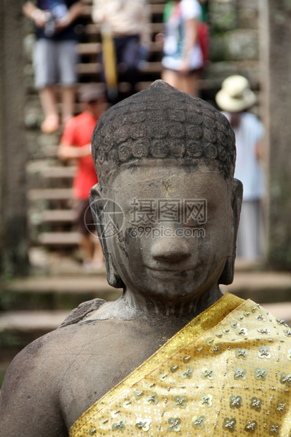 柬埔寨吴哥寺庙Bayon佛像和游客雕图片