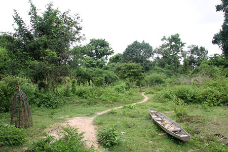 老挝县边的笼子人行道和木船图片