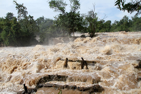 KhonePhaPheng水费和老挝的雨季图片