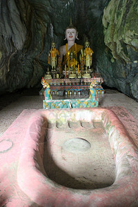 金佛和老挝万维昂附近洞穴中的神庙图片