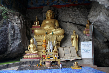 金佛和老挝LuangPrabang的Chomsey山洞穴中的金佛和神庙图片