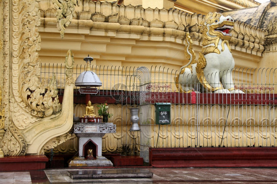 缅甸仰光NeVin塔底部的佛和狮子图片