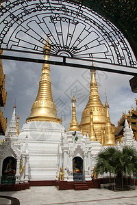 缅甸仰光ShweDagonPaya塔附近的金图片
