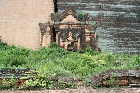 缅甸明贡的老砖佛教圣寺图片