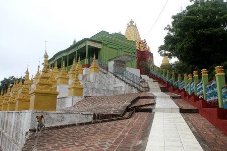 缅甸曼德勒附近的Sagaing山顶上的绿色寺庙图片