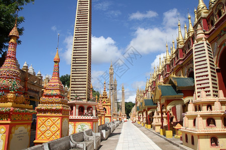 缅甸莫尼瓦莫宁坦布德黑帕亚寺庙周围的人行道图片