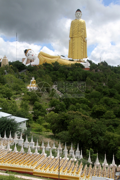 缅甸莫尼瓦邦帕亚市MohnyinThambuddheiPaya附近的常睡佛图片