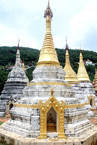 缅甸Pindaya自然洞穴入口附近的Stupas图片