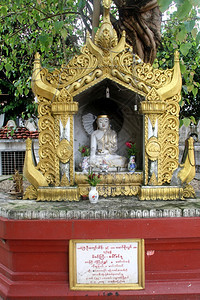 缅甸仰光佛教修道院大树下的小雕像Buddha缅甸仰光图片