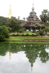位于缅甸仰光公园的Isels和公园上的木塔缅甸仰光图片
