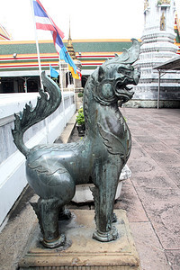 在泰国的沃特普霍watPho的青铜狮子雕塑图片