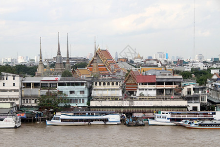 泰国曼谷ChaoPhraya河岸上的寺庙和建筑物背景图片
