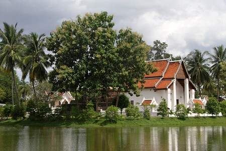 泰国苏尔霍泰池塘和水TraphangThong图片