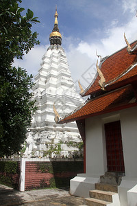 泰国清迈修道院的白色Stupa图片