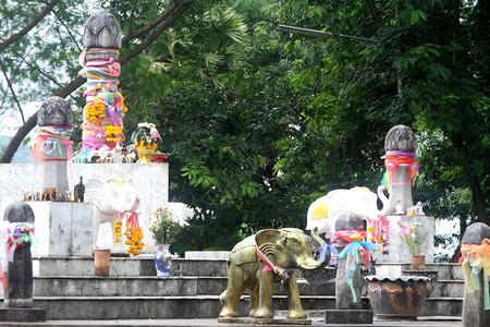 泰国清莱州道东山上的青铜大象和花旗图片