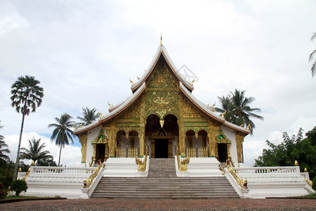 老挝LuangPrabang皇宫附近的佛教寺庙图片