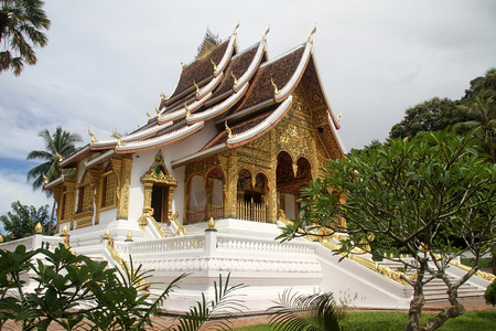 老挝卢昂普拉邦皇宫附近的白佛寺图片