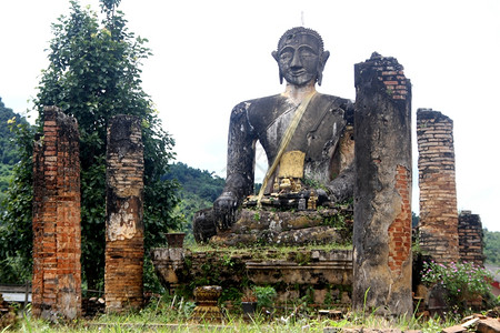 老挝西广寺庙和佛像的废墟图片
