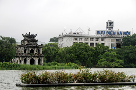 越南河内HoanKiem湖上的塔达和岛屿图片