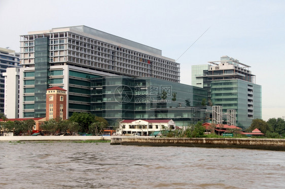 泰国曼谷ChaoPhraya河岸建筑物图片