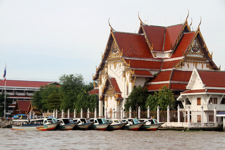 泰国曼谷佛教寺庙附近的ChaoPhraya河上的船图片