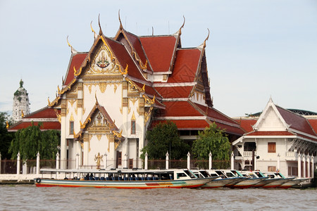 泰国曼谷佛教寺庙附近的chaophraya河上的船图片素材